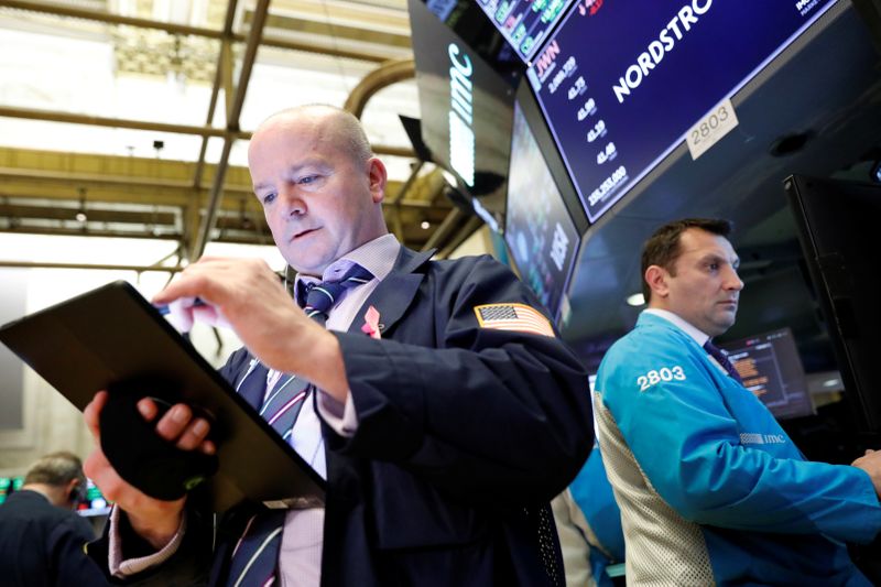 © Reuters. 米株はまちまち、対中関税巡る報道で最高値から押し戻される