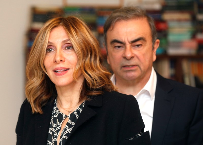 © Reuters. Former Nissan chairman Carlos Ghosn and his wife Carole Ghosn arrive for a Reuters interview in Beirut