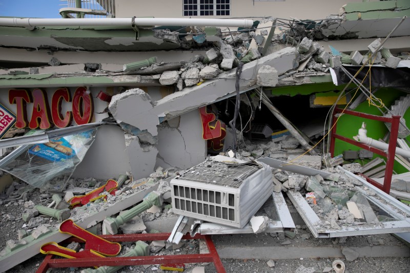 © Reuters. FILE PHOTO: A collapsed shop is seen after an earthquake in Guanica, Puerto Rico