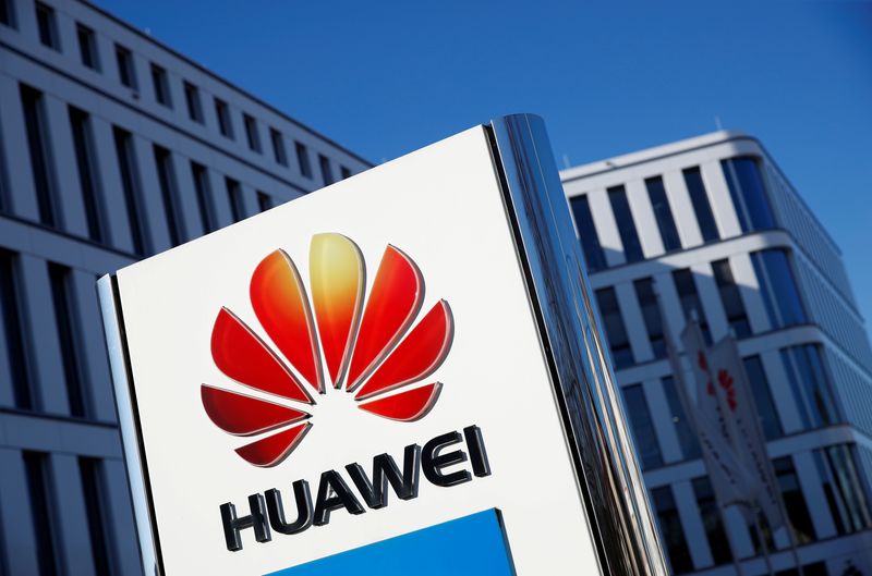 © Reuters. FILE PHOTO: The logo of Huawei Technologies is pictured in front of the German headquarters of the Chinese telecommunications giant in Duesseldorf