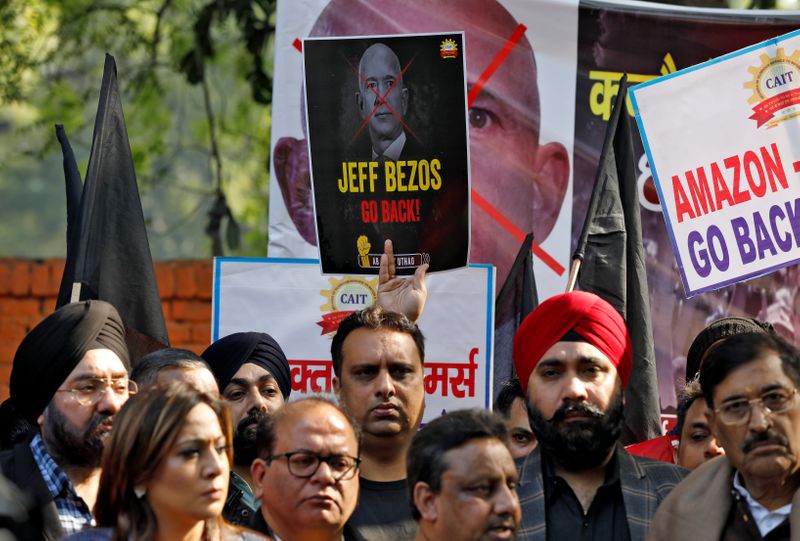 © Reuters. Members of the Confederation of All India Traders hold placards during a protest against the visit of Jeff Bezos to India, in New Delhi