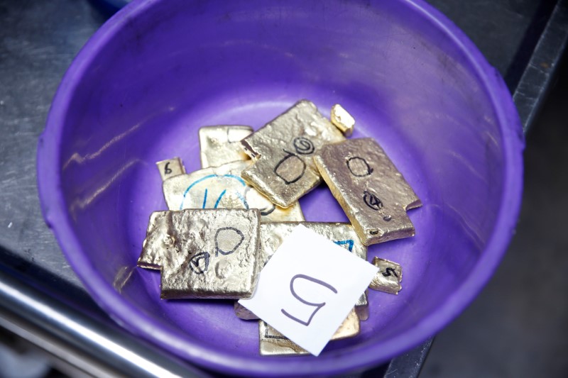 © Reuters. Blocks of gold are seen before the refining process at AGR (African Gold Refinery) in Entebbe