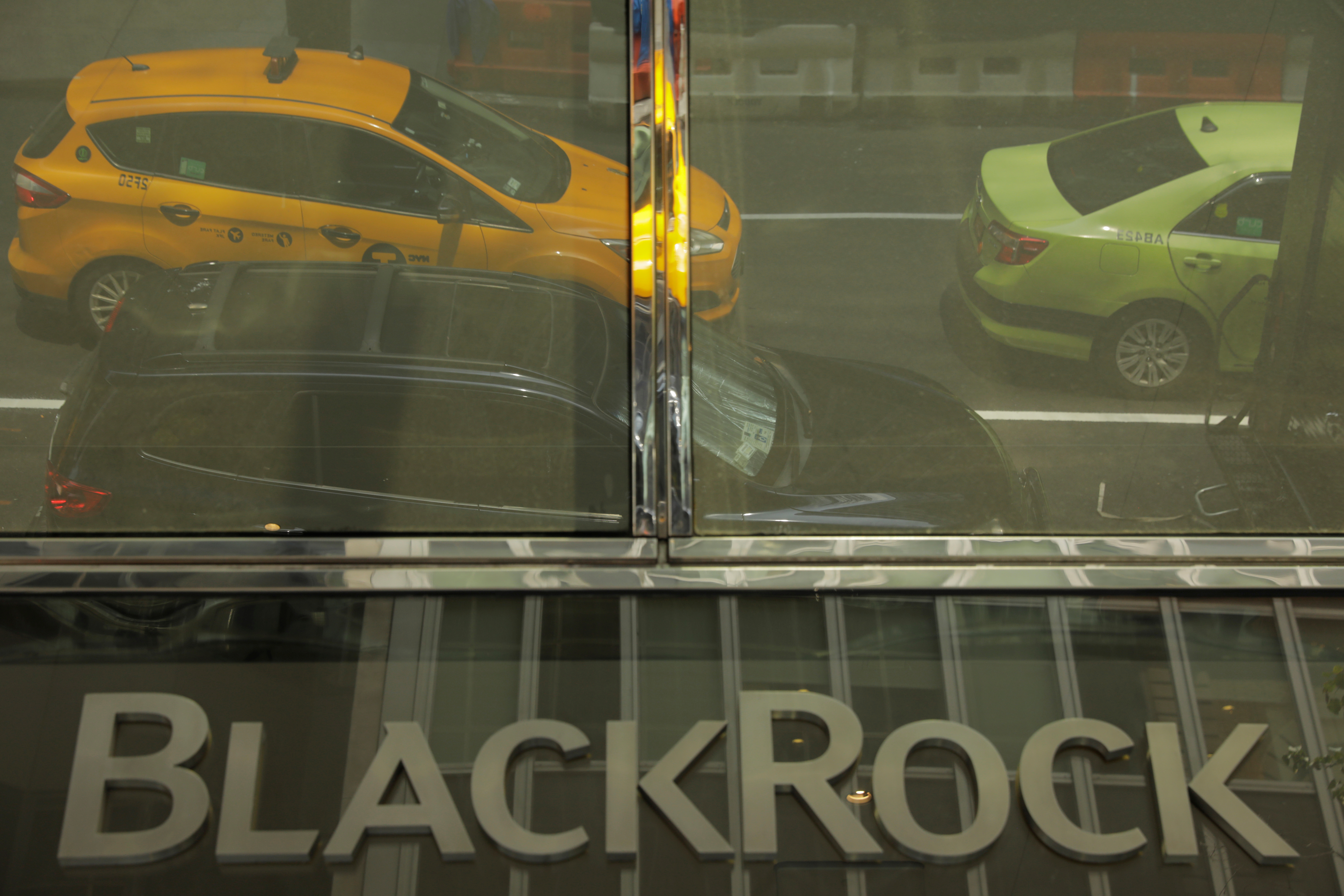 © Reuters. A sign for BlackRock Inc hangs above their building in New York