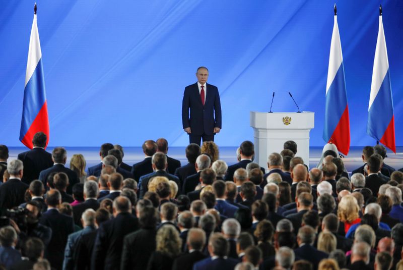 © Reuters. Президент РФ Владимир Путин после выступления с ежегодным посланием Федеральному собранию в Москве
