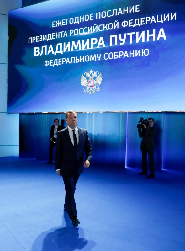 © Reuters. رئيس الوزراء الروسي ميدفيديف يعلن استقالة الحكومة
