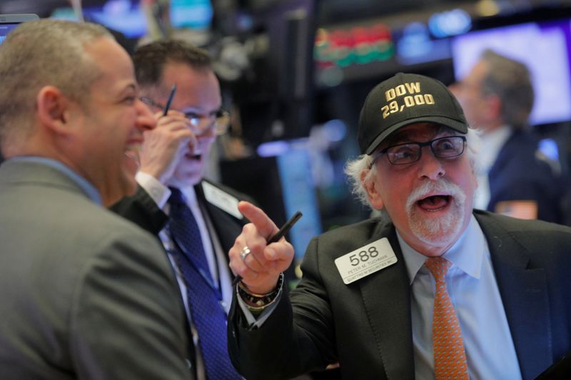 © Reuters. Operador utiliza boné personalizado durante pregão da bolsa de Nova York para comemorar marca de 29 mil pontos do Dow Jones
