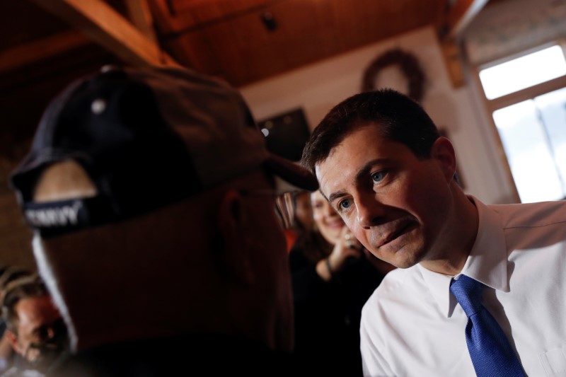 © Reuters. Democratic 2020 U.S. presidential candidate Buttigieg speaks to a man after a campaign town hall meeting at the Tama County Nature Center in Toledo