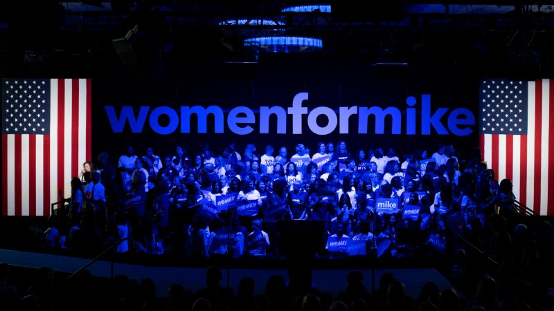 © Reuters. Women attend the campaign event "Women for Mike" by Democratic U.S. presidential candidate Bloomberg in the Manhattan borough of New York City, New York
