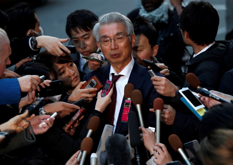 © Reuters. FILE PHOTO: Junichiro Hironaka, chief lawyer of the former Nissan Motor Co. Ltd chairman Carlos Ghosn, speaks to media in Tokyo