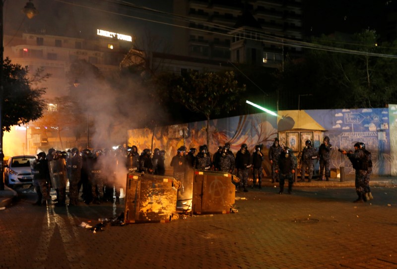 اندلاع اشتباكات لليلة الثانية خلال احتجاجات في لبنان