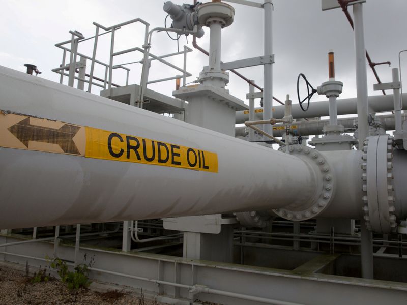 © Reuters. FILE PHOTO: A maze of crude oil pipes and valves at the Strategic Petroleum Reserve in Freeport, Texas