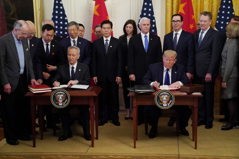 © Reuters. Chinese Vice Premier Liu He and U.S. President Donald Trump sign "phase one" of the U.S.-China trade agreement at the White House in Washington
