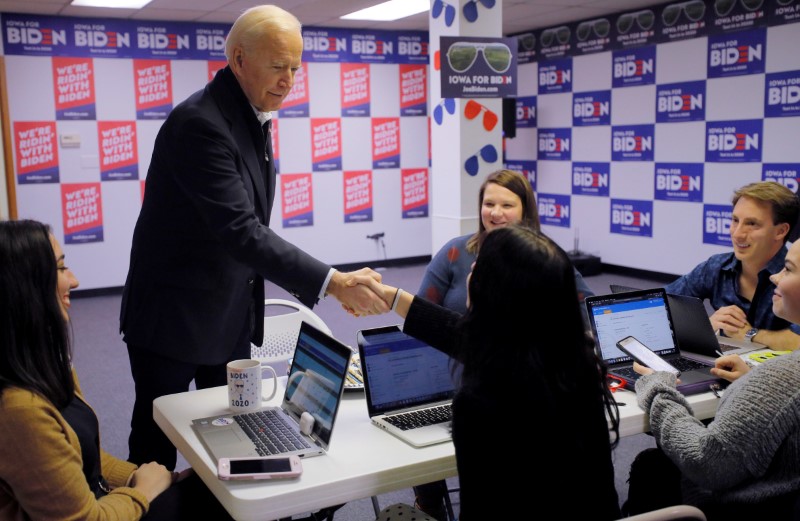 © Reuters. FILE PHOTO: Democratic 2020 U.S. presidential candidate Biden visits volunteers phone-banking in Des Moines