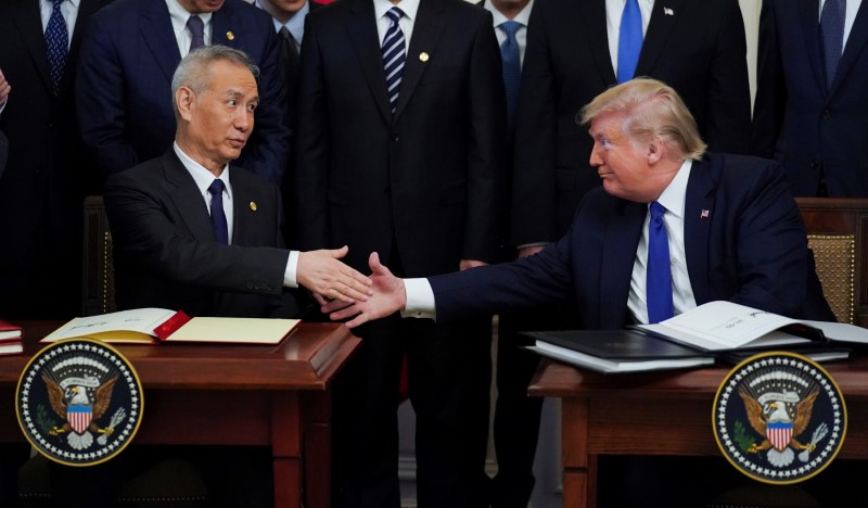 © Reuters. Chinese Vice Premier Liu He and U.S. President Donald Trump shake hands after signing "phase one" of the U.S.-China trade agreement at the White House in Washington