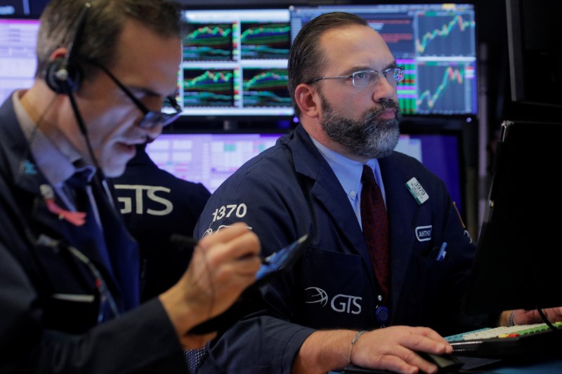 © Reuters. Traders work on the floor at the NYSE in New York