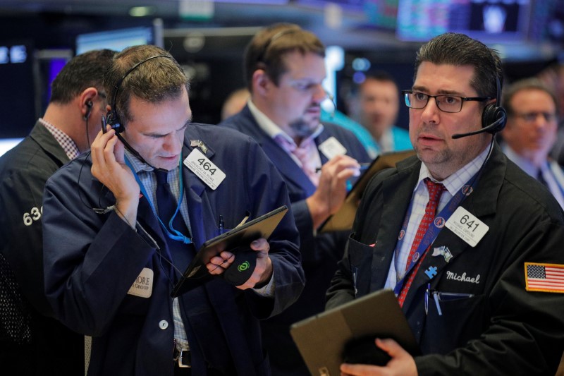 © Reuters. Traders work on the floor at the NYSE in New York