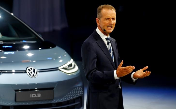 © Reuters. Herbert Diess, AD Volkswagen AG, presenta un nuovo modello elettrico al Salone Internazionale dell'Automobile IAA di Francoforte