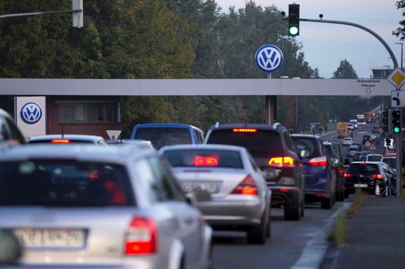 © Reuters. FILE PHOTO: Cars drive through the "Sandkamp Gate" to the Volkswagen factory in Wolfsburg