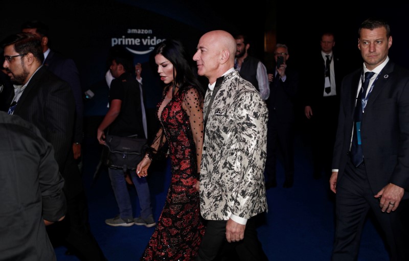 © Reuters. Jeff Bezos, founder of Amazon, and his girlfriend TV presenter Lauren Sanchez arrive at a company event in Mumbai