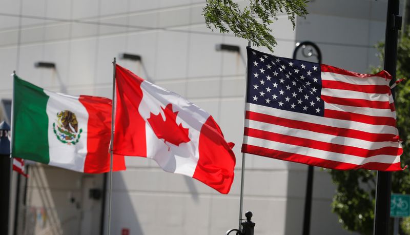 © Reuters. Banderas de EE. UU., Canadá y México vuelan una al lado de la otra en Detroit, Michigan