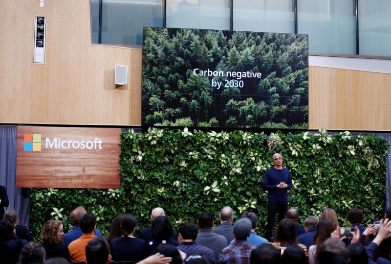 © Reuters. El presidente de Microsoft, Satya Nadella, anuncia planes para ser carbono negativo para 2030 y para neutralizar todas las emisiones directas de carbono que haya realizado la compañía para 2050, en su campus en Redmond, Estados Unidos.