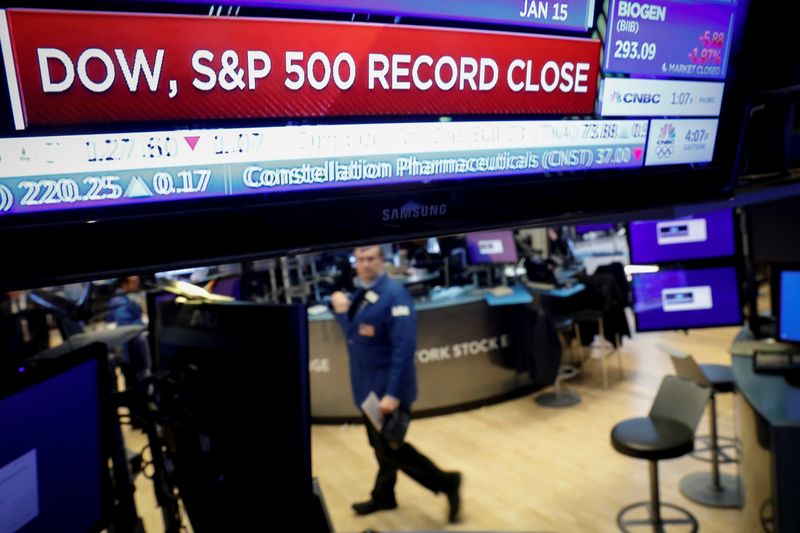 © Reuters. Operadores na Bolsa de Valores de Nova York. 15/01/2020. REUTERS/Brendan McDermid