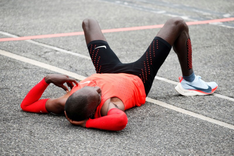 © Reuters. FILE PHOTO: Kipchoge reacts after crossing  the finish line during an attempt to break the two-hour marathon barrier at the Monza circuit.