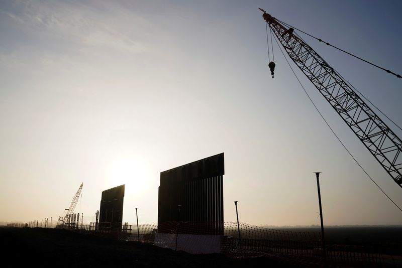 © Reuters. Segmentos del primer muro fronterizo en Texas desde que el presidente Trump asumió el cargo
