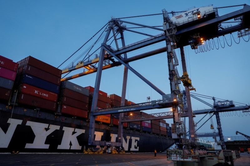 © Reuters. FOTO DE ARCHIVO: Los contenedores de envío se muestran apilados en un barco atracado en las terminales de Yusen en el puerto de Los Ángeles
