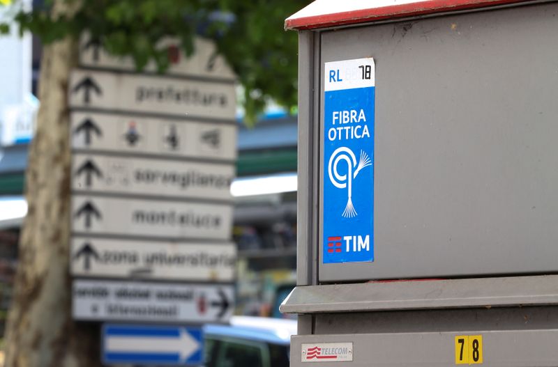 © Reuters. FILE PHOTO: A Telecom Italia's control unit of fiber optics is seen in Perugia, Italy