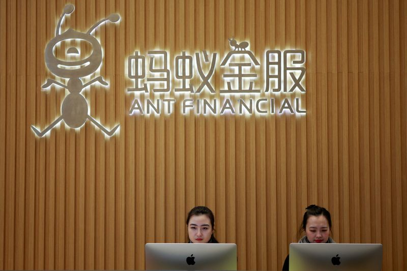 © Reuters. FILE PHOTO: Employees are seen at the reception desk of Ant Financial Services Group at its headquarters in Hangzhou