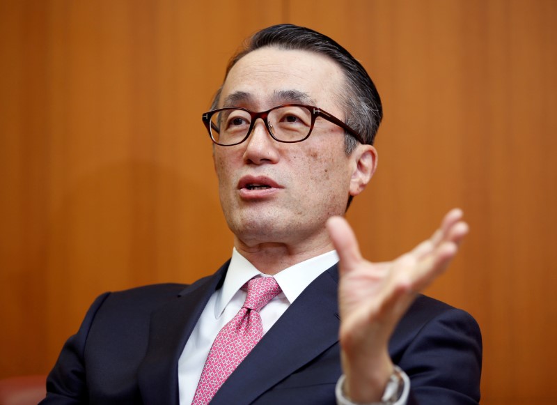 © Reuters. FILE PHOTO: Mitsubishi UFJ Financial Group President and Group CEO Kanetsugu Mike speaks during an interview with Reuters at the company headquarters in Tokyo
