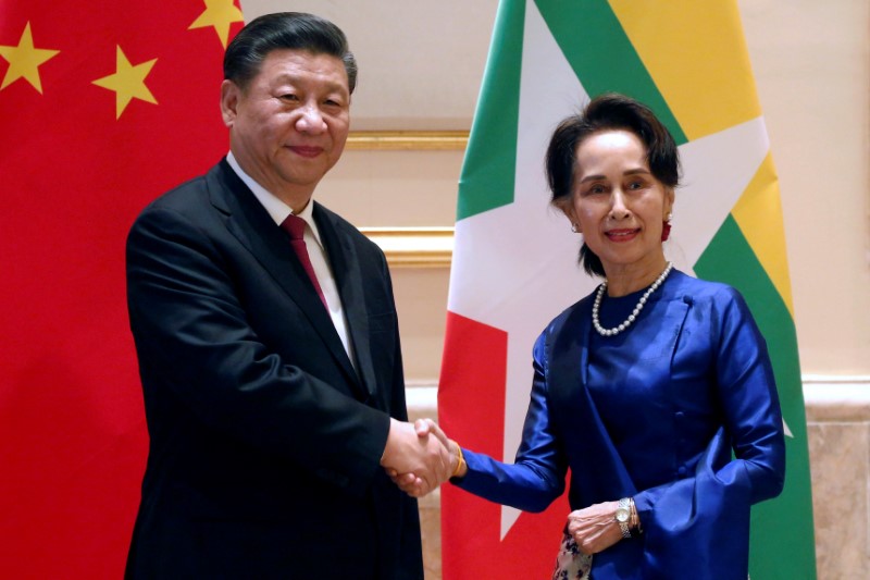 © Reuters. Chinese President Xi and Myanmar State Counsellor Aung San in Naypyitaw