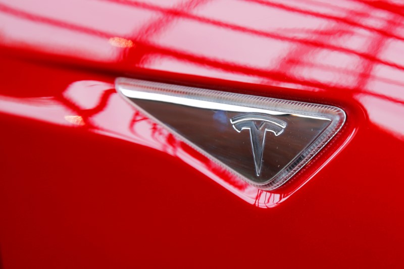 © Reuters. A Tesla logo on a Model S is photographed inside of a Tesla dealership in New York