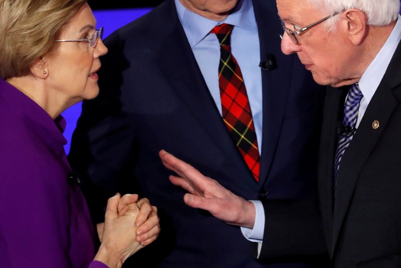 © Reuters. FILE PHOTO: Democratic 2020 U.S. presidential candidates Senator Elizabeth Warren speaks with Senator Bernie Sanders after the seventh Democratic 2020 presidential debate at Drake University in Des Moines