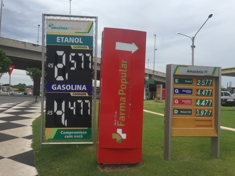 © Reuters. Placas com preços de combustíveis em posto de Cuiabá (MT)