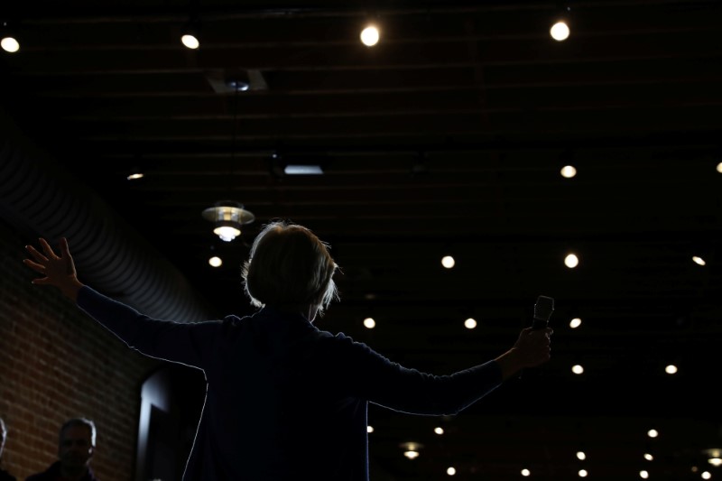 © Reuters. Democratic 2020 U.S. presidential candidate and U.S. Senator Elizabeth Warren (D-MA) speaks at a campaign town hall meeting in Newton