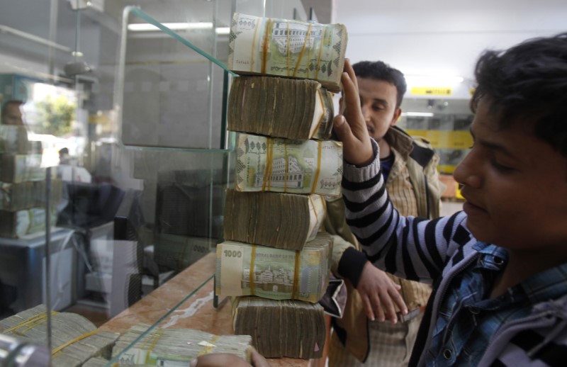 Yemen's rival powers battle over banknotes