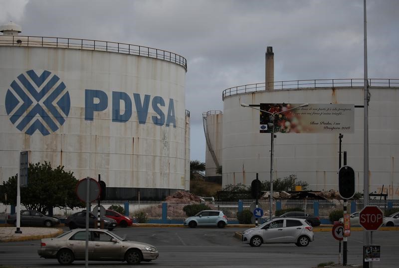 © Reuters. El logotipo de la estatal venezolana PDVSA se ve en tanques de almacenamiento en la refinería Willemstad en Curazao, el 22 de abril de 2018