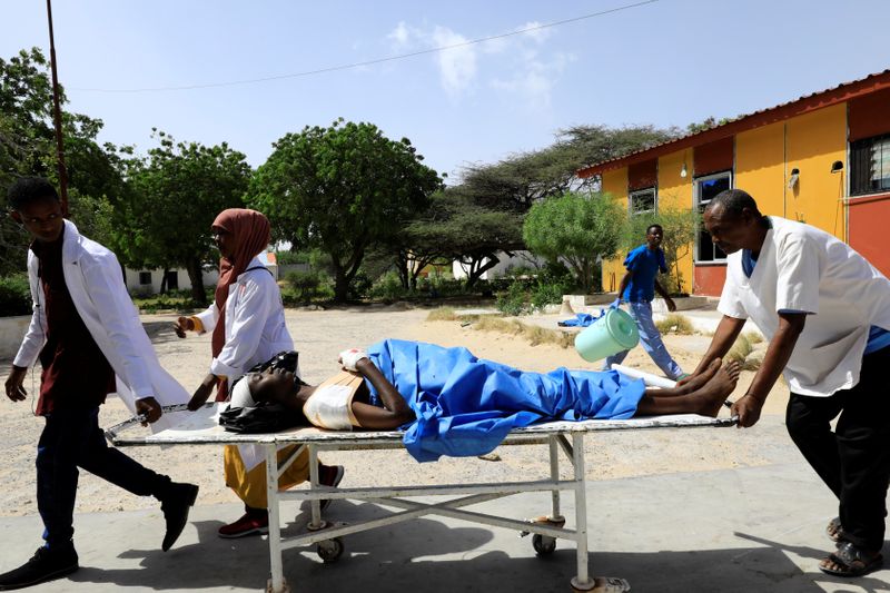 © Reuters. شرطة الصومال: 6 مصابين في انفجار سيارة ملغومة استهدفت متعاقدين أتراكا ورجال شرطة