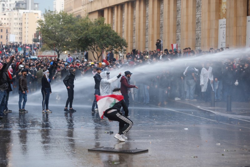 Las fuerzas de seguridad libanesas se enfrentan a los manifestantes cerca del parlamento