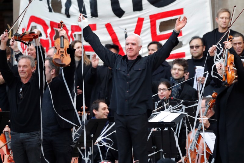Ópera de Paris se apresenta a céu aberto em protesto contra reforma de previdência