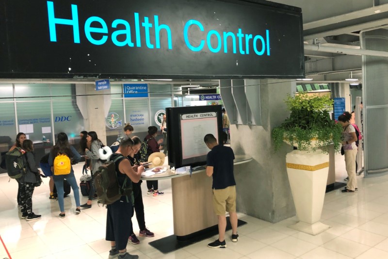 © Reuters. Tourist line-up in a health control at the arrival section at Suvarnabhumi international airport in Bangkok, Thailand