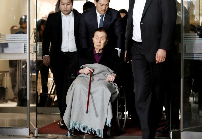 © Reuters. FILE PHOTO: Lotte Group Founder Shin Kyuk-ho arrives for a trial at a court in Seoul