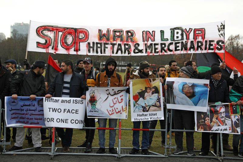 © Reuters. Manifestantes contra el comandante libio Khalifa Haftar se reúnen frente a la Cancillería durante la cumbre de Libia en Berlín, Alemania, el 19 de enero de 2020