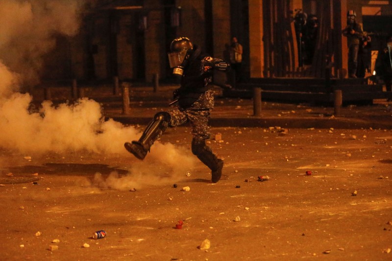 Mais de 370 pessoas ficam feridas durante protestos em Beirute, dizem socorristas