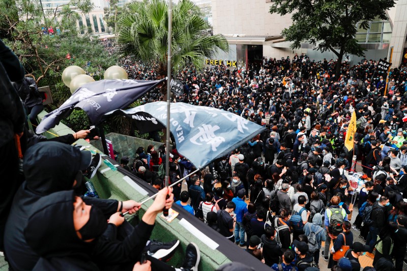 Polícia dispara gás lacrimogêneo para dispersar milhares de manifestantes em Hong Kong