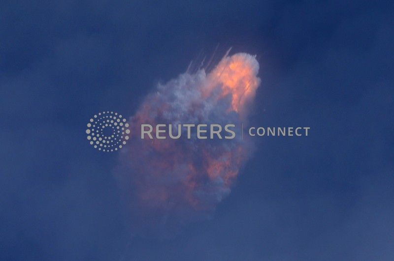 Cápsula da SpaceX aterrissa após teste simulando falha em foguete