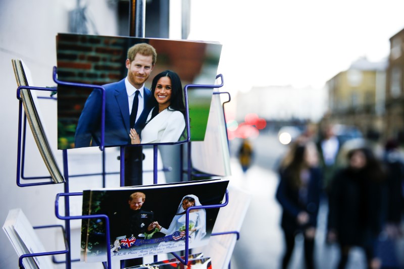 © Reuters. Merchandise depicting Britain's Prince Harry and Meghan, Duchess of Sussex, are seen on display in a souvenir shop near Buckingham Palace in London