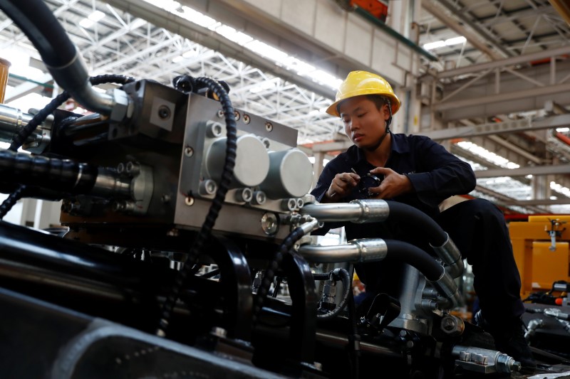 © Reuters. An employee works at a manufacturing plant of Sany Heavy Industry Co. in Changsha